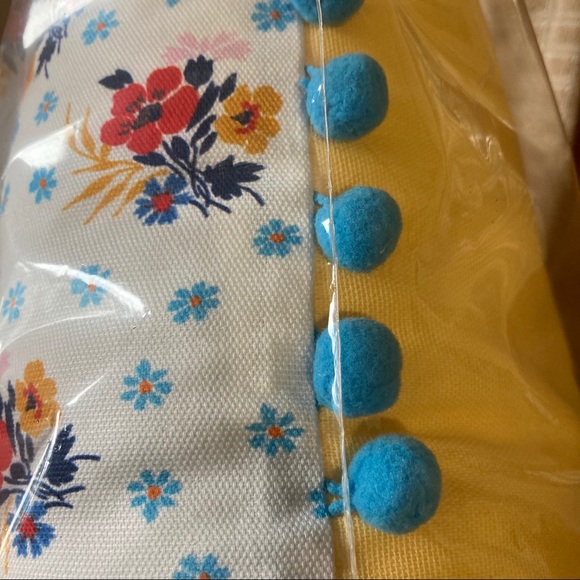 NWT The Pioneer Woman Throw Pillow 18 x 18 - Picture 5 of 11